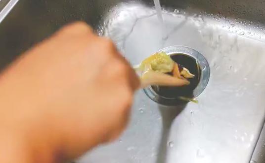 厨房垃圾桶老是黏黏糊糊,厨房垃圾桶小妙招