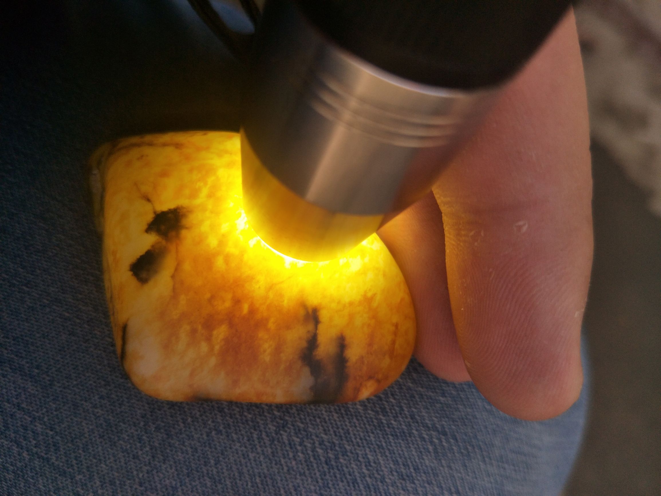 红皮白肉籽料400克原石值多少钱呀,几十公斤重的金黄色黄蜡石籽料