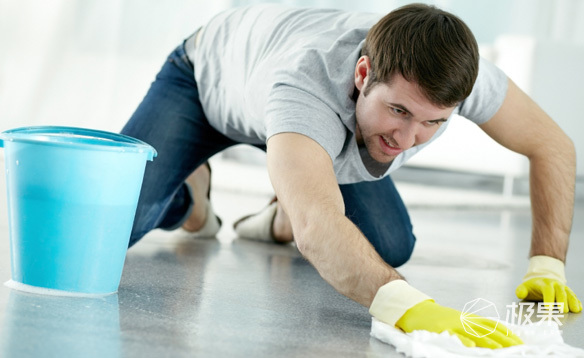 地板上粘东西了怎么弄掉,地板上粘了水泥怎么办