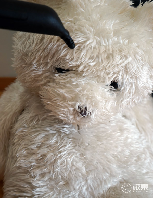 地板上粘东西了怎么弄掉,地板上粘了水泥怎么办