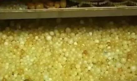 藏区老蜜蜡极品鸡油黄,鸡油老蜜蜡用紫光灯打是什么颜色