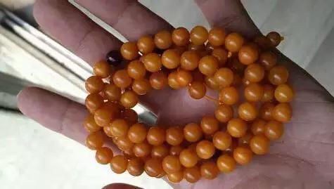 藏区老蜜蜡极品鸡油黄,鸡油老蜜蜡用紫光灯打是什么颜色