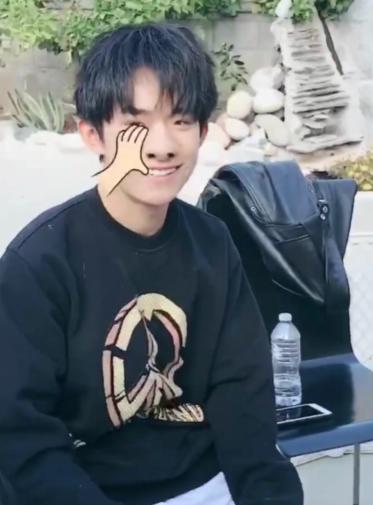 易烊千玺六周年粉丝应援震撼,易烊千玺一千万粉丝福利完整版