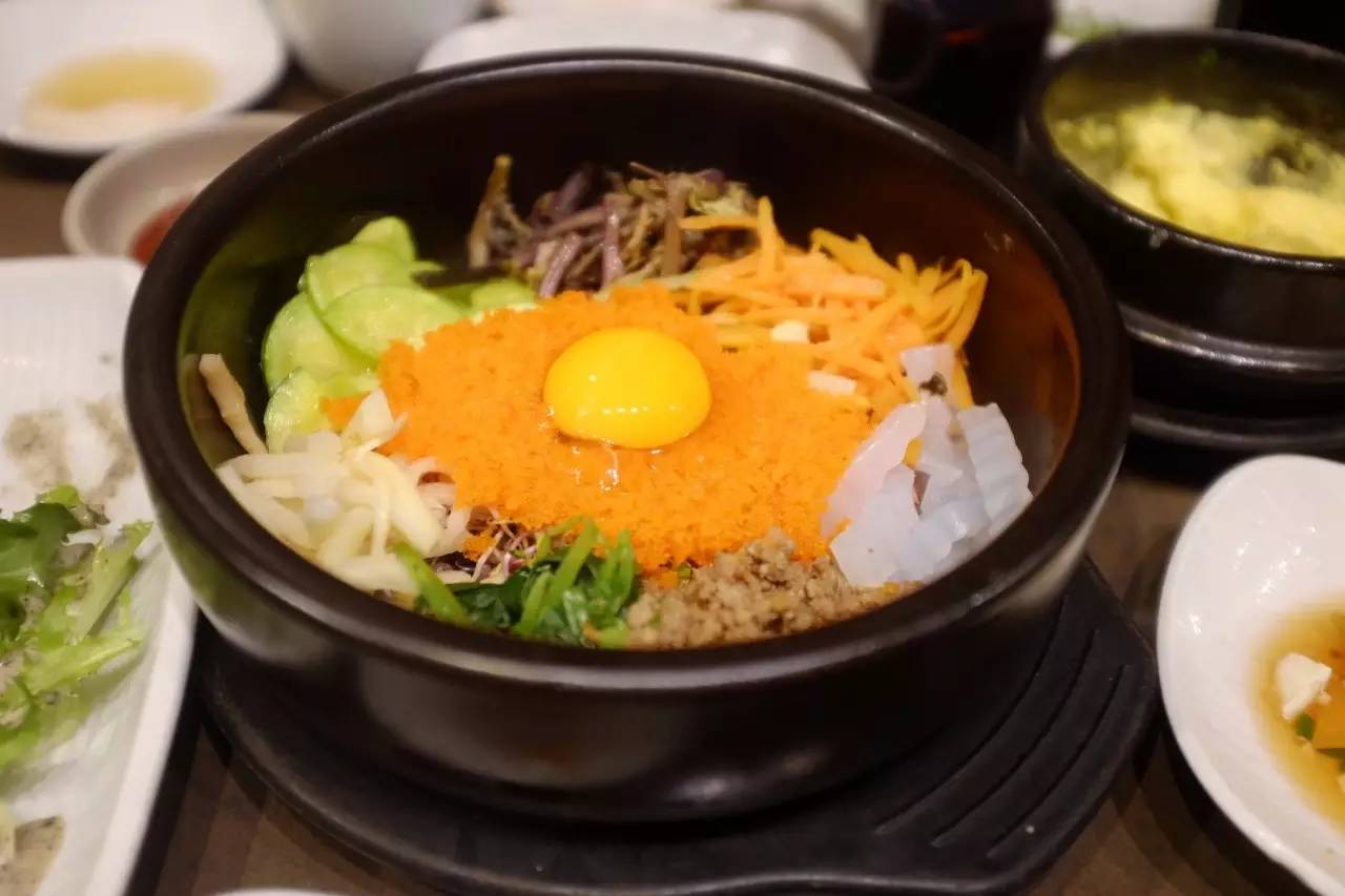 韩国街拍高清时装秀,韩国时装周街拍情侣