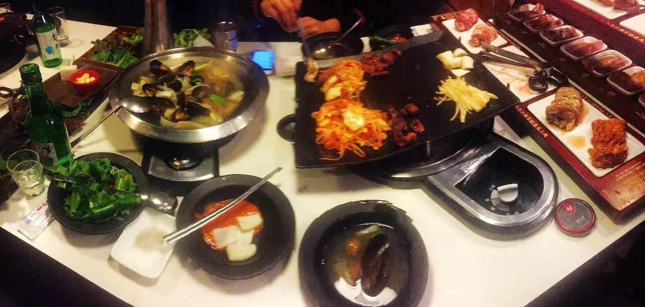 韩国街拍高清时装秀,韩国时装周街拍情侣