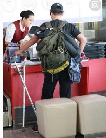 吴京拄拐杖是怎么回事,吴京讲述双拐的原因