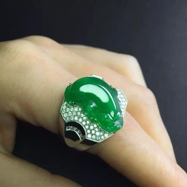 影视界貌不出众的“肥姐”！千万翡翠从不离身！