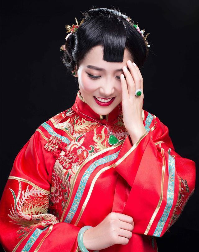 影视界貌不出众的“肥姐”！千万翡翠从不离身！