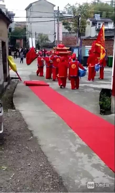 绍兴又双叒叕现土豪婚礼！摩托机车队迎亲，10层大酒店做嫁妆！