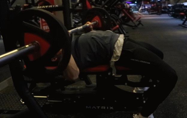 纠正胸往前倾,纠正左右胸肌不一致的动作