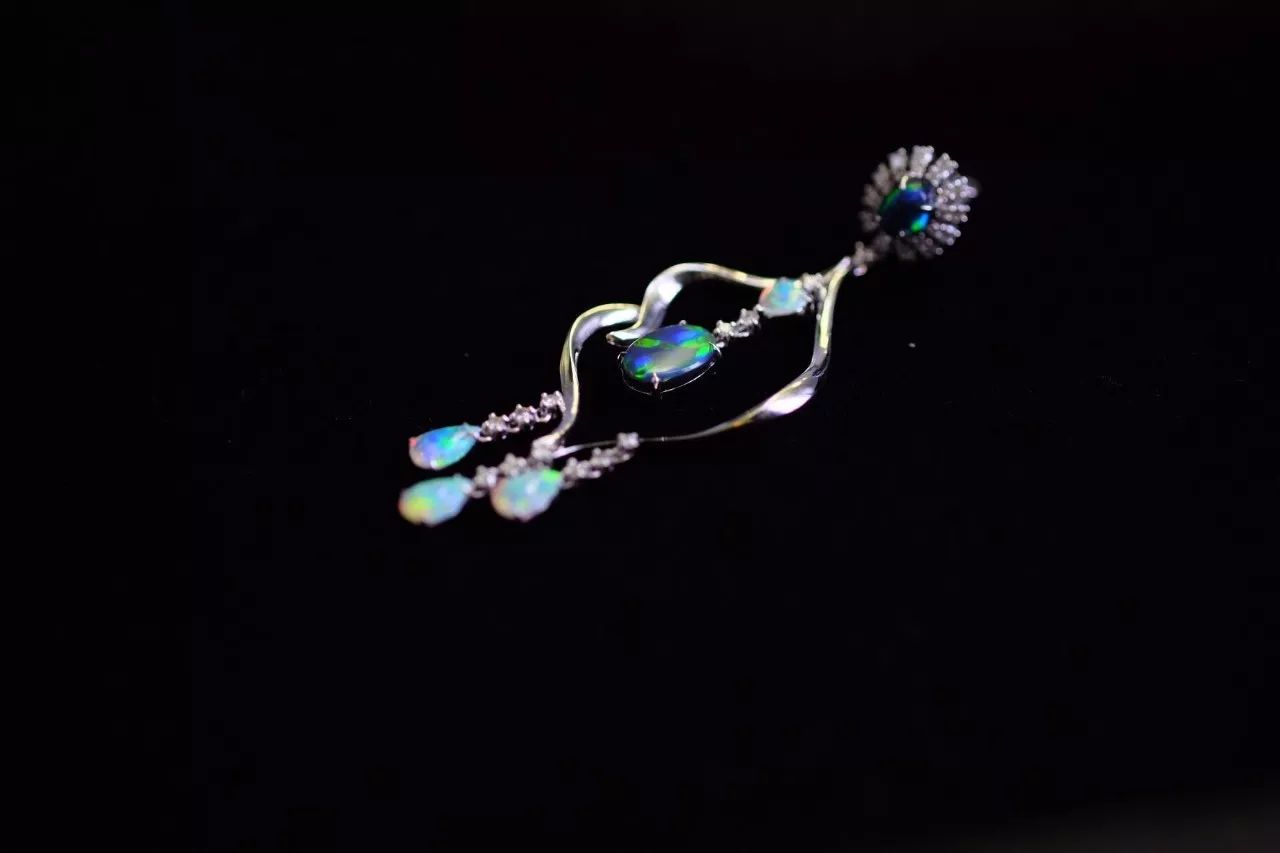 玉天下珠宝橱窗,玉天下