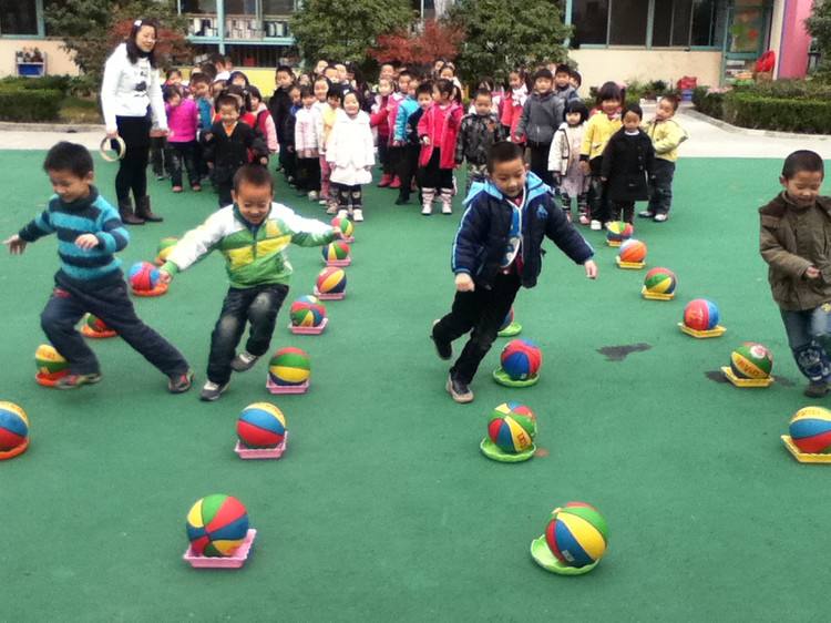 幼儿园小班小球创意游戏,幼儿园皮球的玩法