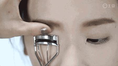 单眼皮短睫毛夹睫毛教程,怎么夹睫毛又卷翘又持久呢