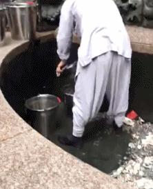 为什么我把车钥匙放在吧台上的时候,来的却是酒吧经理和保安呢