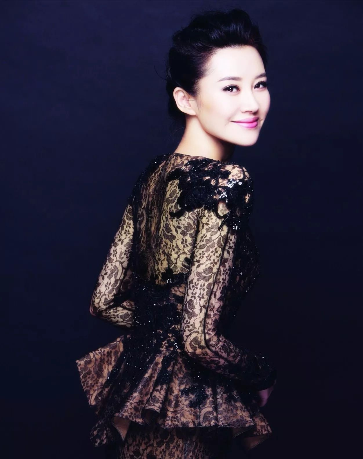 是巨骗还是奇才？曾是许晴的前半生如今客死他乡