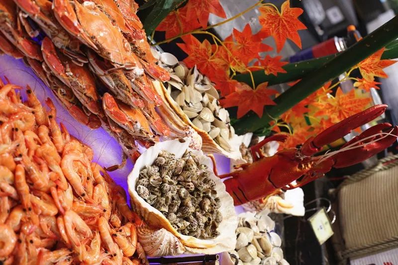 好吃的美食推荐三文鱼,红魔虾甜虾三文鱼刺身自助济南