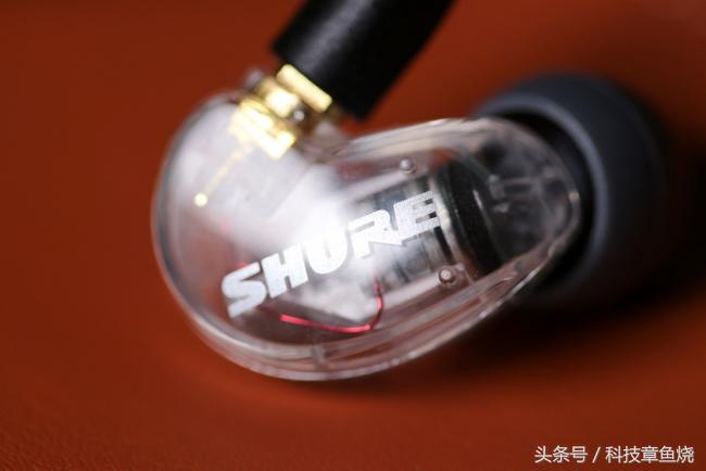 舒尔se215耳机有线版和专业版区别,舒尔se215作为监听耳机值得入手吗