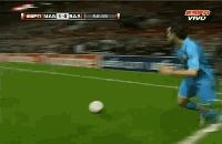 为什么很难防住梅西？因为梅西过人时的重心实在太稳了