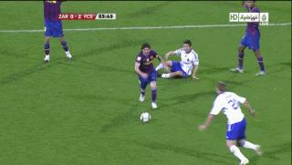 为什么很难防住梅西？因为梅西过人时的重心实在太稳了