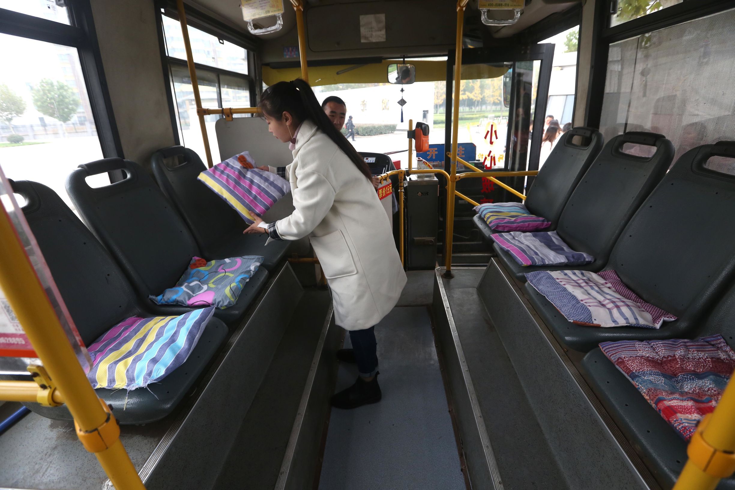太暖了！洛阳师范学院63名大学生为公交车缝上百个棉坐垫