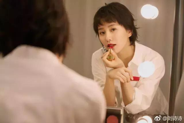 我们闯入了刘诗诗的房间“看看你出门前都在做什么?”