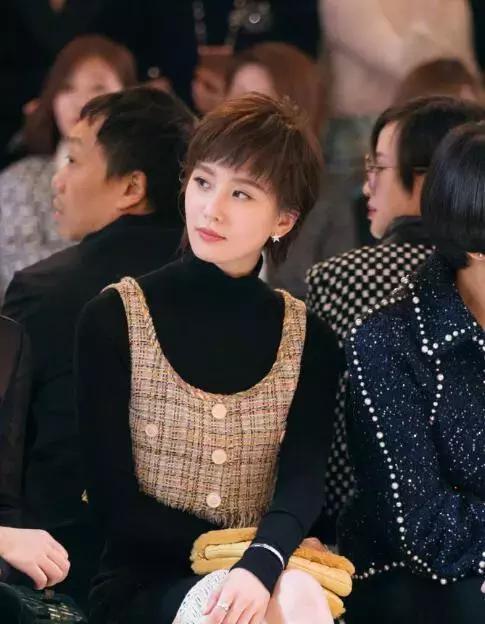 我们闯入了刘诗诗的房间“看看你出门前都在做什么?”