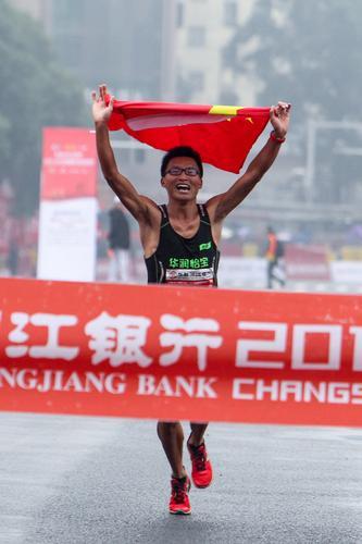 晨看*疆新**│算命结果不好她醉驾撞饭店玻璃；*疆新**成“消费万元户”