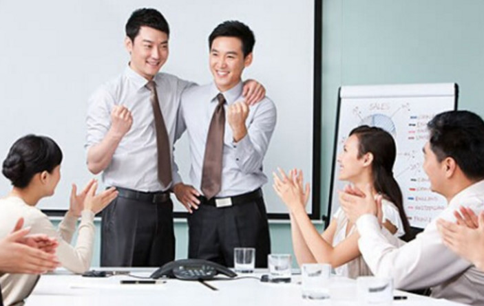 职场最傻的就是公开和领导闹矛盾,如果同事跟领导闹矛盾该如何化解