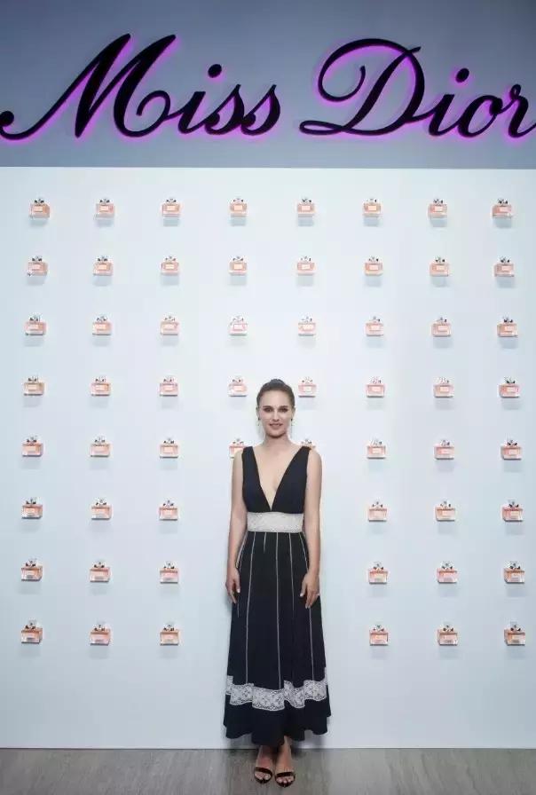 全新的MissDior吸引王珞丹何穗是因为……