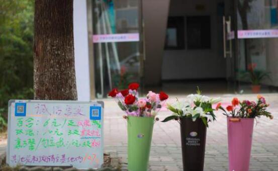 普通花店一年大概赚多少钱,一个普通的花店一个月能赚多少钱