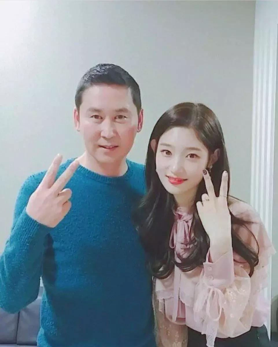 韩国明星穿大衣男,韩国明星都穿什么羽绒服