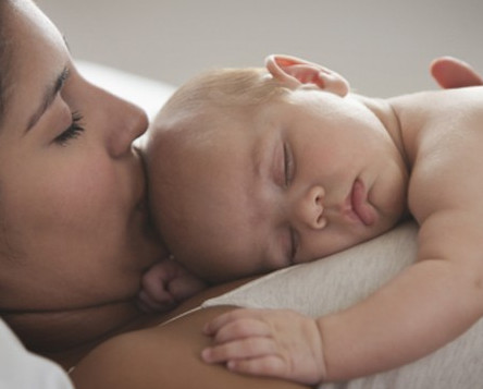 宝宝睡不踏实频繁哭闹怎么破？3种办法能让宝宝安睡一整夜！