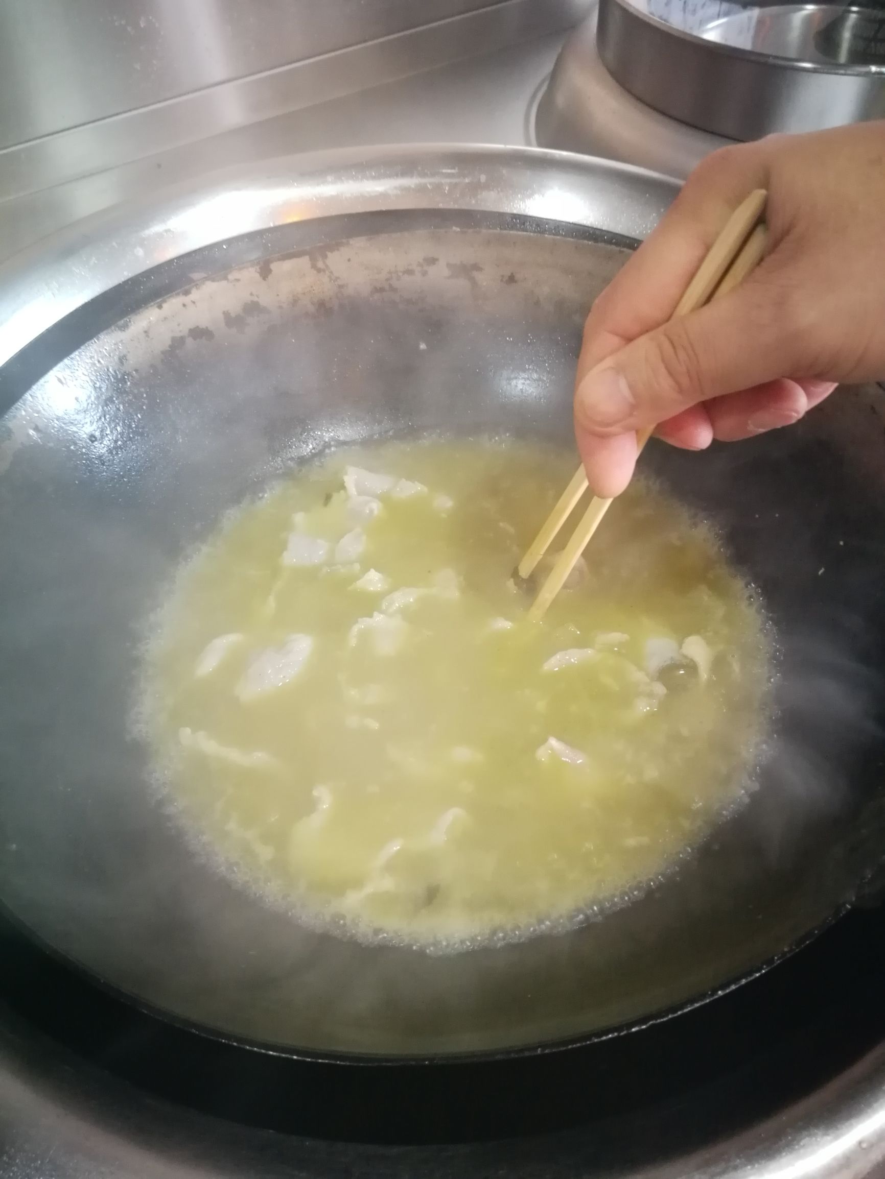 正宗酸菜鲈鱼的做法步骤视频,鲈鱼酸菜水煮鱼片的家常做法