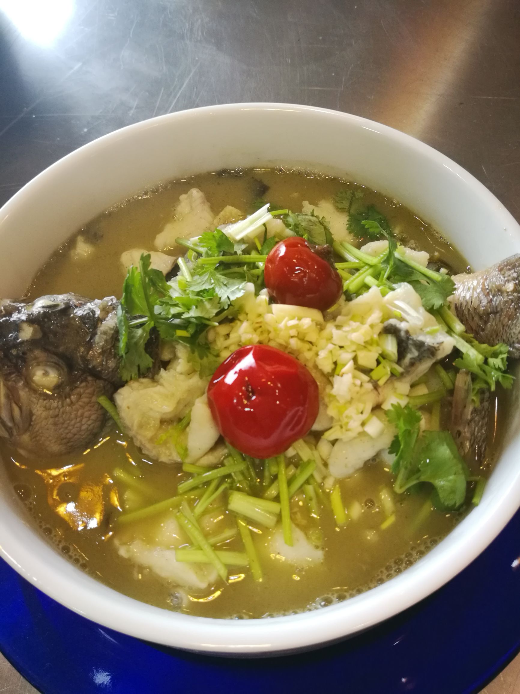 正宗酸菜鲈鱼的做法步骤视频,鲈鱼酸菜水煮鱼片的家常做法