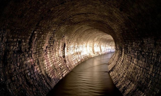 这个国家竟把黄金和白银倒入下水道