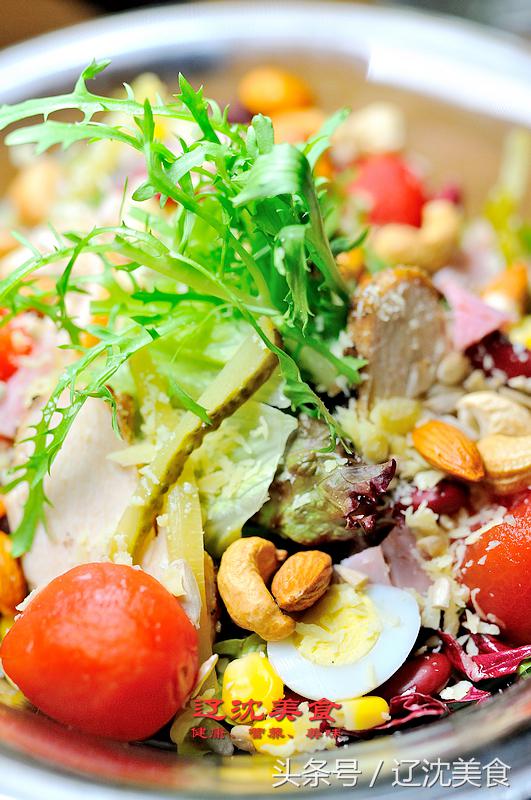 这家西餐厅融合欧美风味与中西风味，披萨永远比别人家多一块