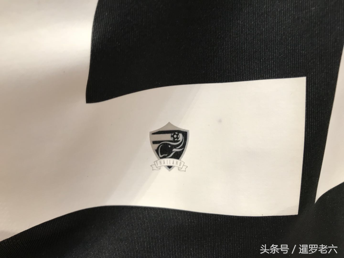 看看泰国国家队的球员版战袍！材质一流、设计精简，不到四百元！