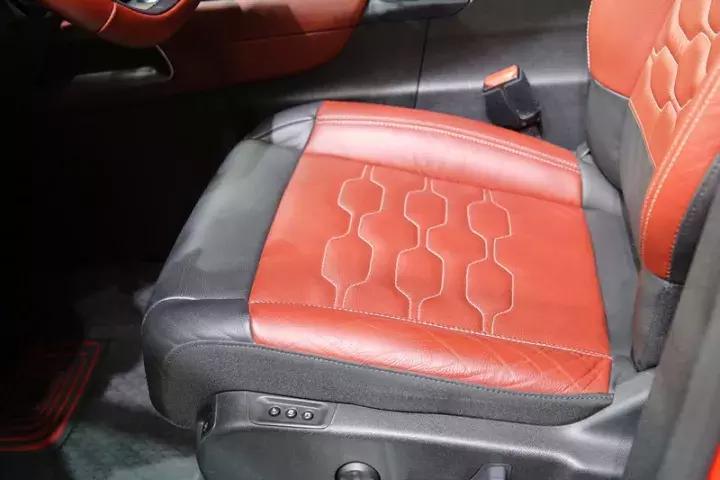 车尾挂着4个8,方向盘跟赛车一样,15万起搞得大众很羞涩!