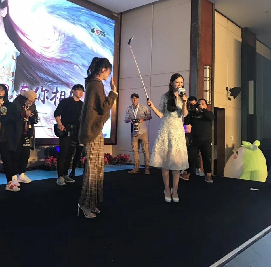 迪丽热巴直播无名指戴戒指,迪丽热巴戴戒指