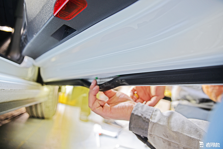 车身小凹陷有必要钣金喷漆吗,车门凹陷是钣金喷漆还是做无痕