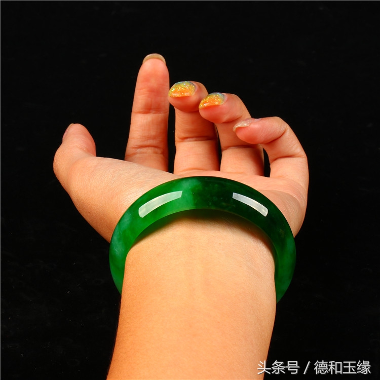 那晚我拿出了这两款翡翠手镯，她对我的态度突然转变了！