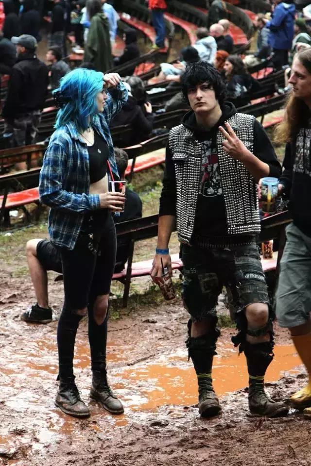 这双靴子一旦穿上就会“中毒”