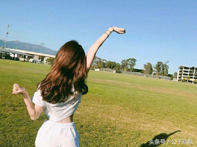 泡菜韩国的设计真是看不懂，这样的黑毛衣竟被穿出不是凡人的感觉