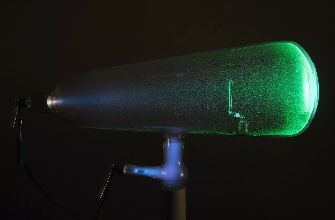 爱迪生发明电灯的时遇到什么困难,爱迪生是发明电灯还是改良了电灯