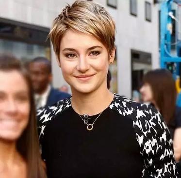 适合40-50岁圆脸中长发发型,适合圆脸微胖女生发型中长卷发