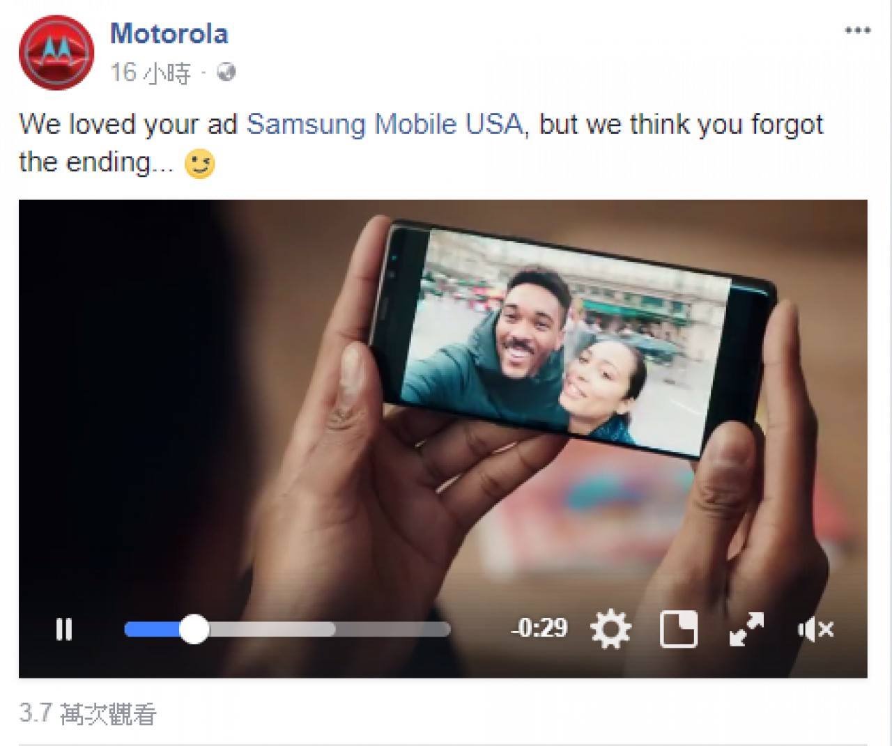 Samsung讽刺苹iPhoneX“M字额”，如今轮到Moto来踢馆