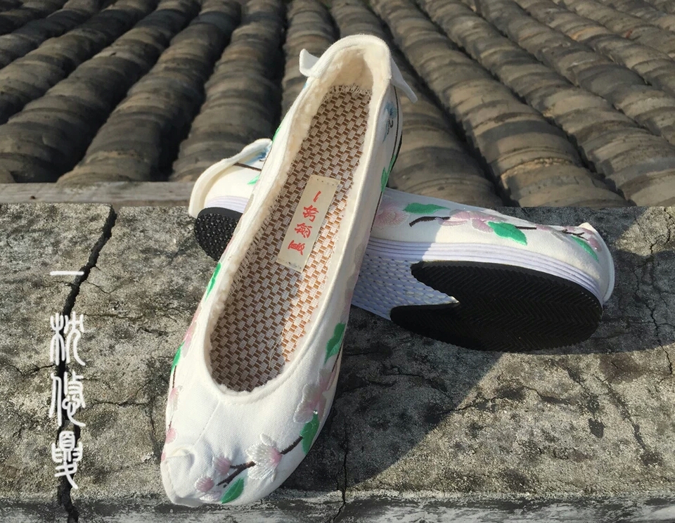 你还在愁冬天穿漢服没有鞋子配吗？（非广告）