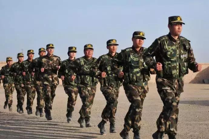 排里有个“刺头”叫小刚，长得好看又善良