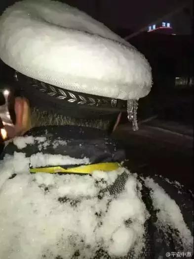 警察着警服标准照,警官证正面照