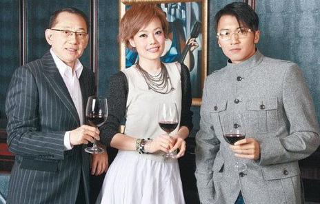 容祖儿与妈妈齐出席英皇护狗活动，同杨受成夫妇言谈甚欢